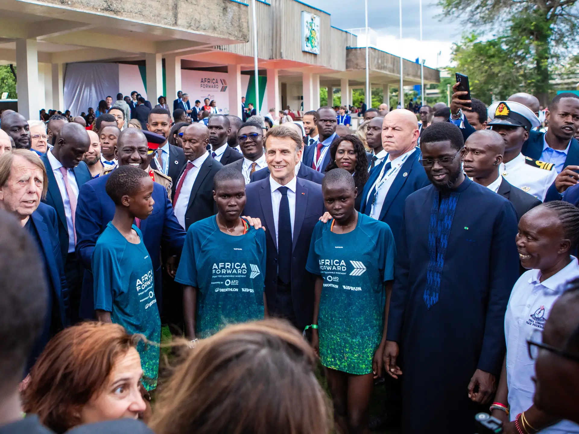 Kenyan President William Ruto and French President Emmanuel Macron during the Africa Summit Forum that was held in Nairobi Kenya img2